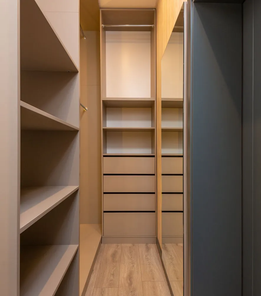 Built-in wardrobe with shelves and drawers